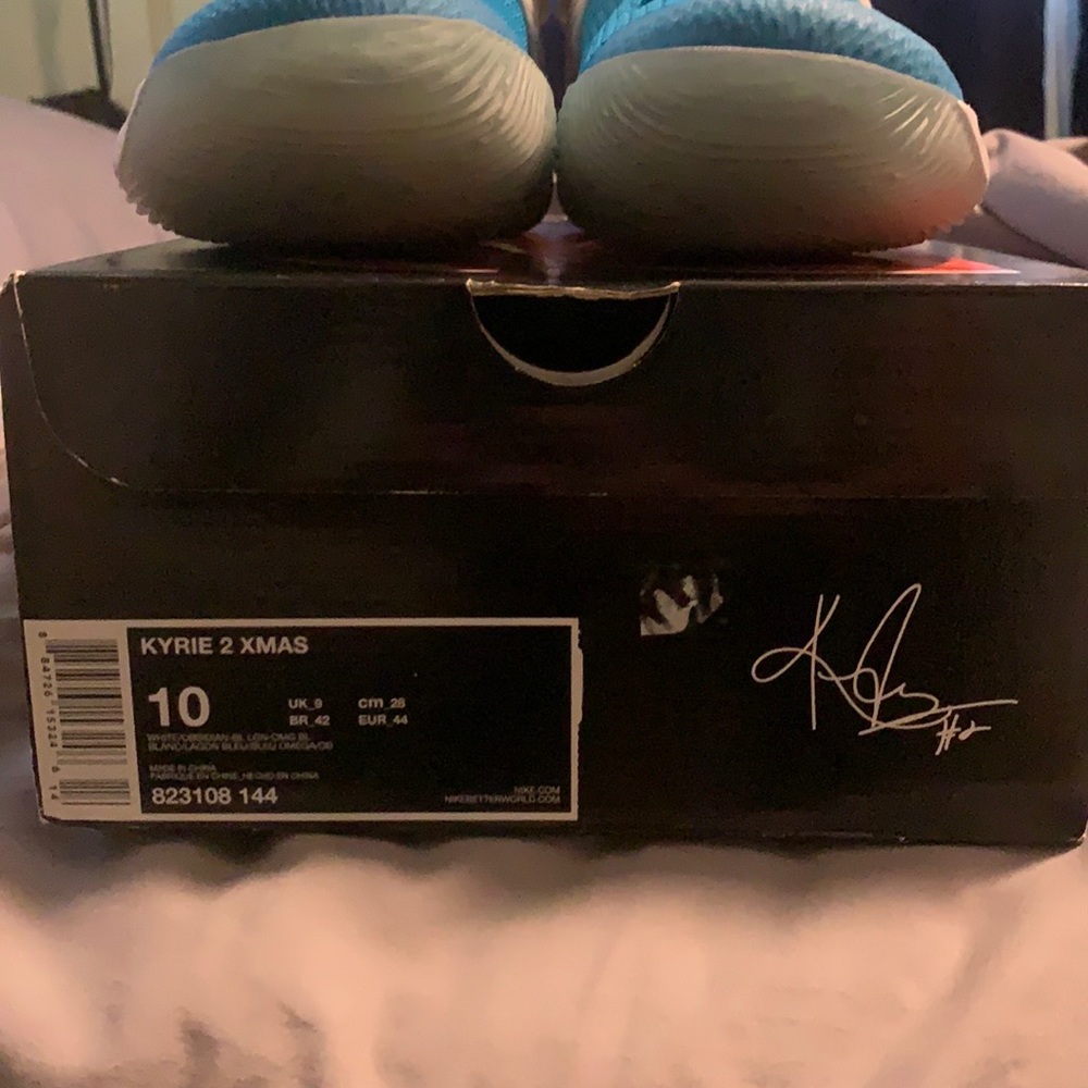 Men’s Nike Basketball Kyrie 2 “Christmas” Edition size 10